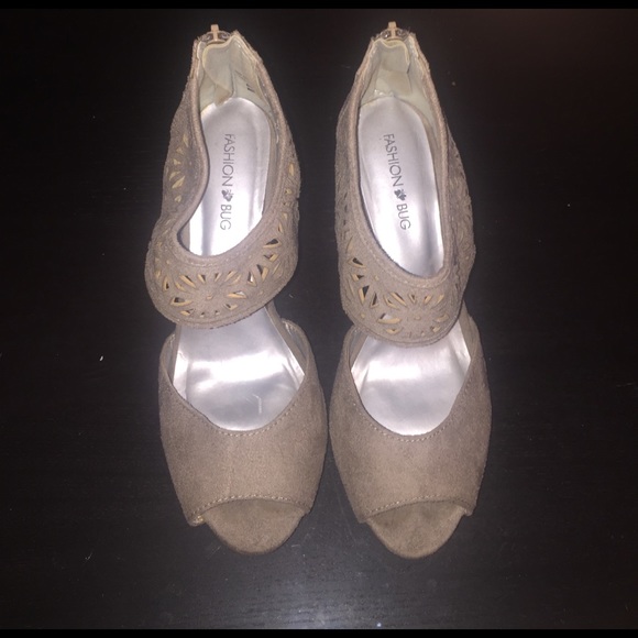 Laser cut detail taupe peep toe sandals - Picture 2 of 8